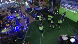 Durante a festa do Power Couple, Record TV promove canal da Globo