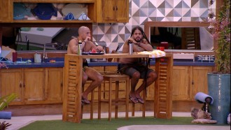 Resumo BBB: Jéssica, Kaysar e Viegas cogitam se unir para escapar de Paredão