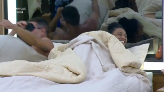 Rodrigo Phavanello acorda apressado para cuidar de cavalo