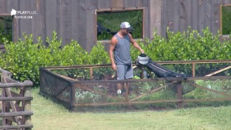 Rodrigo Phavanello acorda cedo para cuidar da horta da sede