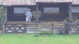 Rodrigo Phavanello enfrenta chuva para realizar tarefa no curral