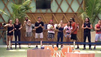 Brothers se emocionam ao ver fotos das famílias na área externa