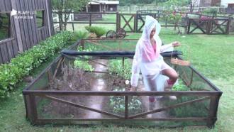 Sabrina canta Blitz ao cuidar da horta