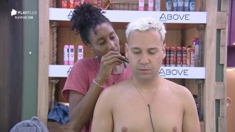 Sabrina corta cabelo de Viny para festa e peão se compara a Kevinho