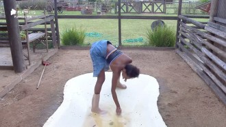 Sabrina Paiva dá duro na limpeza do laguinho do galinheiro