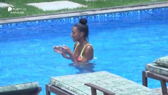 Sabrina Paiva e Rodrigo Phavanello curtem piscina e ofurô