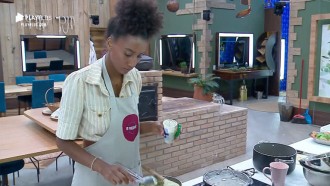 Sabrina Paiva prepara almoço para os peões