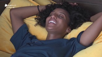 Sabrina Paiva solta a voz e canta sucesso da Legião Urbana