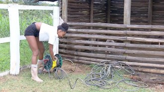 Sabrina se atrapalha com mangueira e Rodrigo ajuda peoa