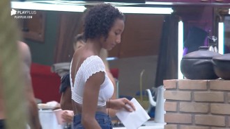 Sabrina tira quatro litros de leite e diz que a mão ainda dói um pouco