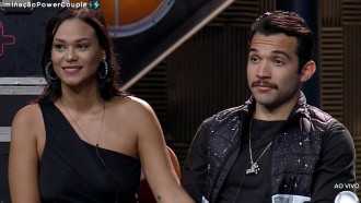 Sem aliados reais, Jonathan e Carol são eliminados do Power Couple Brasil