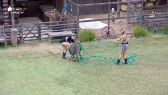 Socorro! Bifão ajuda Thayse Teixeira com carretel de mangueira