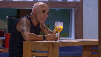 Sozinho na casa, Ayrton lancha na cozinha gourmet