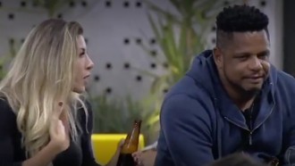 Tati Minerato e Marcelo brigam em brincadeira Verdade e Desafio