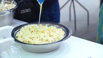 Thayse e Diego fazem pipoca diferente com leite condensado