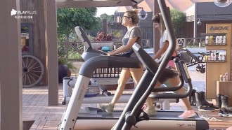 Thayse e Hariany dividem esteira e caminham juntas