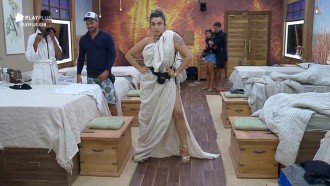 Thayse improvisa look de festa, desfila e diverte peões