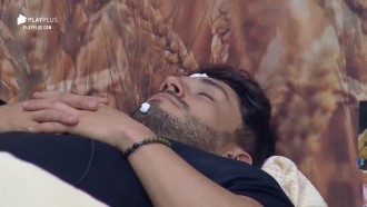 Thayse Teixeira arma pegadinha com Lucas enquanto peão dorme