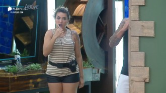 Thayse Teixeira reclama de pia entupida e com acúmulo de água