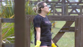 Thayse Teixeira se atrapalha em atividade e grita com Bifão