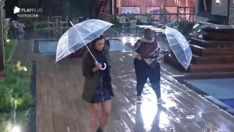 Treta! Jojo puxa Stéfani para a baia, e peoas discutem