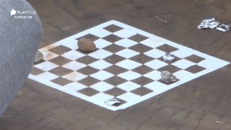 Viny, Lucas, Guilherme e Diego improvisam jogo de damas