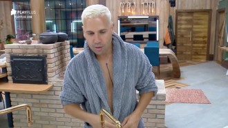 Viny solta a voz com sucesso de Tim Maia enquanto lava louça