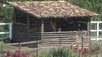 Jakelyne cuida das cabras - A Fazenda 12