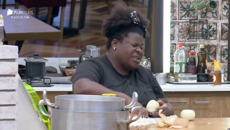 Jojo sofre para cortar cebola - A Fazenda 12