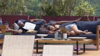 Lary faz carinho em Bil - A Fazenda 13