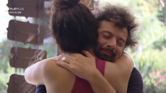 Luiza e Cartolouco se abraçam - A Fazenda 12