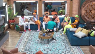 Peões cantam e animam a sede - A Fazenda 13