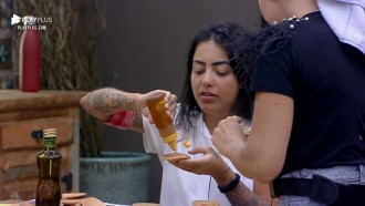 Peões comem panqueca à noite - A Fazenda 12