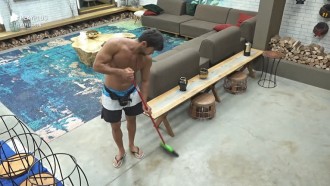 Peões fazem faxina na sede - A Fazenda 12