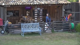 Stéfani Bays cutuca Fazendeira - A Fazenda 12