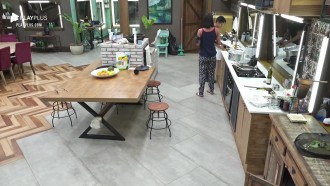 Tays divide os ovos na sede - A Fazenda 12