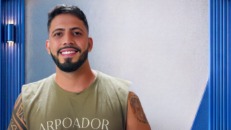 Conheça o motoboy Jovan, participante da Casa do Patrão