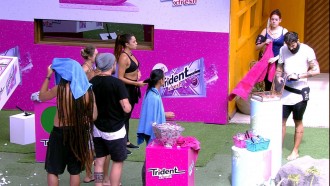 Wagner escolhe Jéssica e Breno para o Castigo do Monstro Escovando os dentes