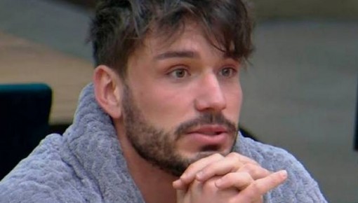 Lucas fala sobre relacionamento com Hari: “Vamos conversar lá fora”