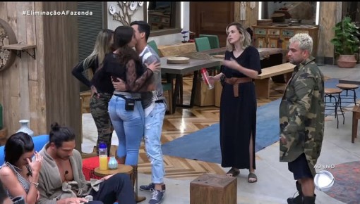 Ana Paula se irrita com retorno de Nadja e briga até com Fernanda
