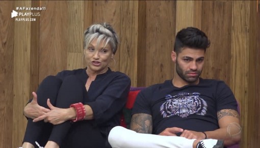 Andréa arruma confusão após ver a cama desarrumada