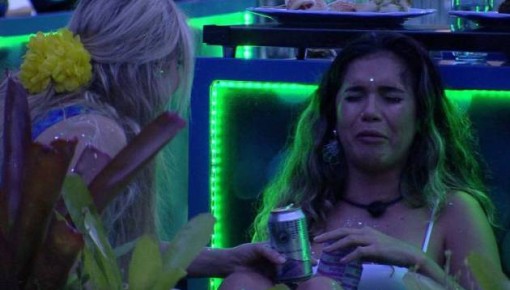 BBB20 - Gizelly tem crise de choro e pede para que Marcela a deixe sozinha