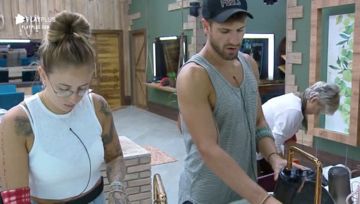 Bifão critica Lucas Viana por louça suja: 'Tá muito folgado'