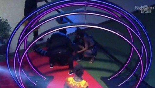 Caio escorrega e leva tombo em festa do 'BBB 21'