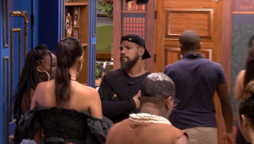 Alane chama Juninho para conversar após formação de Paredão e brothers discutem