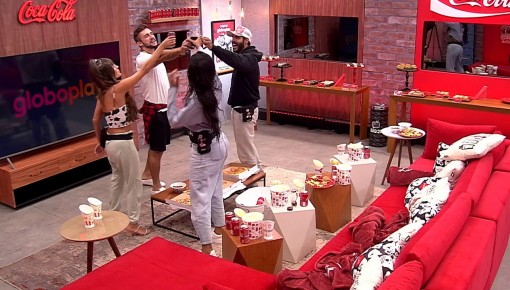 Após sessão do Cinema do Líder, brothers brindam no BBB21