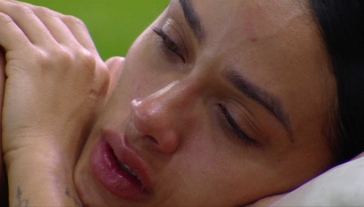 Após Renata ir para a Vitrine do Seu Fifi, Eva chora na chuva