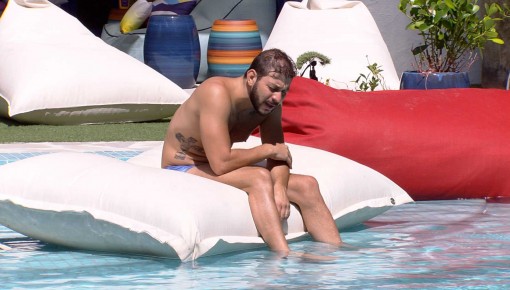Brother canta na piscina do BBB21