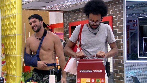 Brothers recebem as compras da Xepa feitas no BBB21
