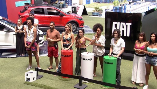 Brothers são surpreendidos com carros no gramado do BBB21